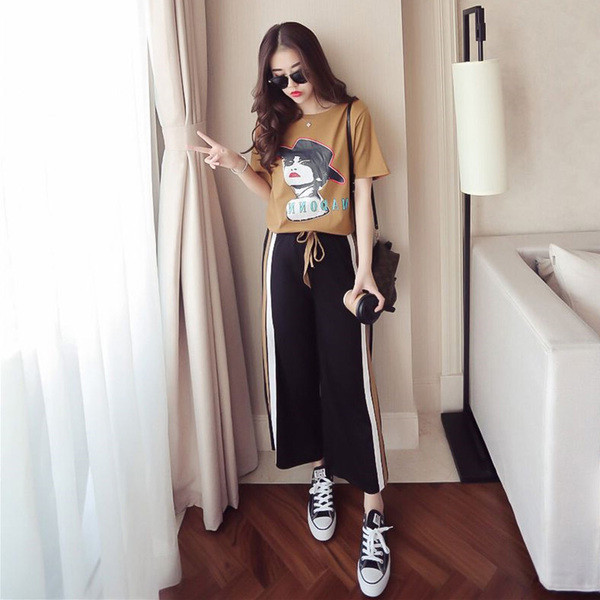 Echipă sportivă de femei elegantă în două părți - tricou și pantaloni sport în două culori