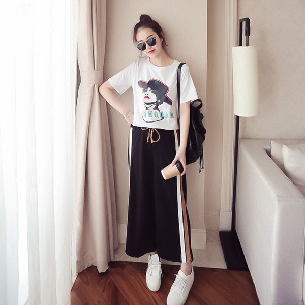 Echipă sportivă de femei elegantă în două părți - tricou și pantaloni sport în două culori