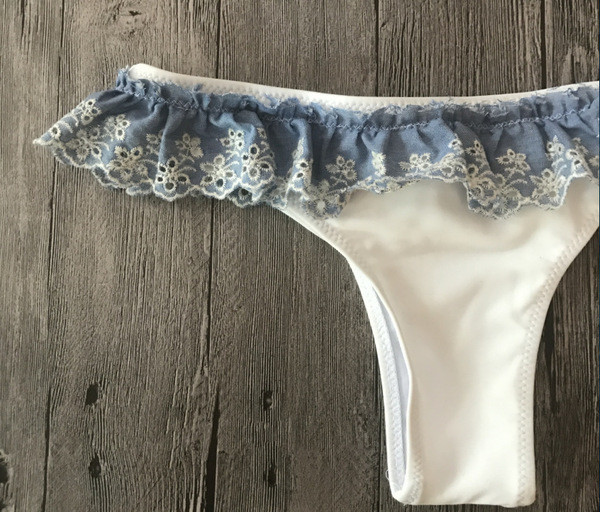 Costum de baie delicat de dama din doua piese cu dantela si bretele subtiri