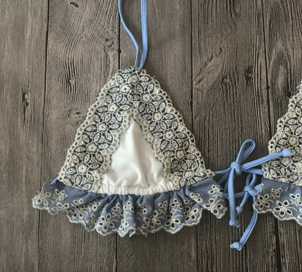 Costum de baie delicat de dama din doua piese cu dantela si bretele subtiri