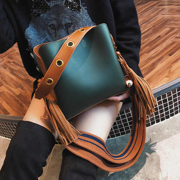 Geantă de damă confortabilă pentru fiecare zi, cu ciucuri și curea lungă