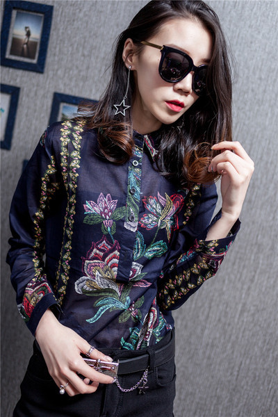 Cămașă elegantă de damă în două culori cu broderie și motive florale