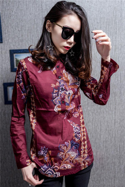 Cămașă elegantă de damă în două culori cu broderie și motive florale