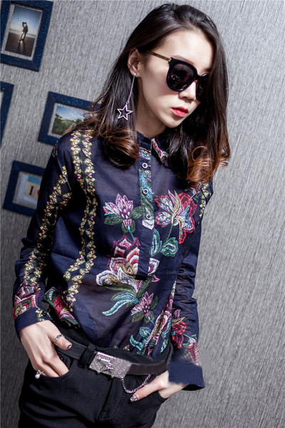 Cămașă elegantă de damă în două culori cu broderie și motive florale