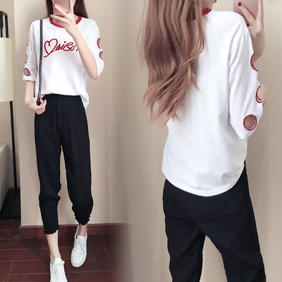 Стилен дамски спортен екип от две части с надпис в два цвята