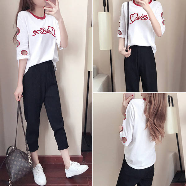 Стилен дамски спортен екип от две части с надпис в два цвята