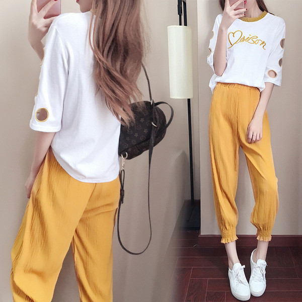 Стилен дамски спортен екип от две части с надпис в два цвята