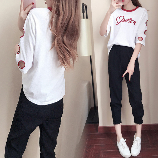 Стилен дамски спортен екип от две части с надпис в два цвята