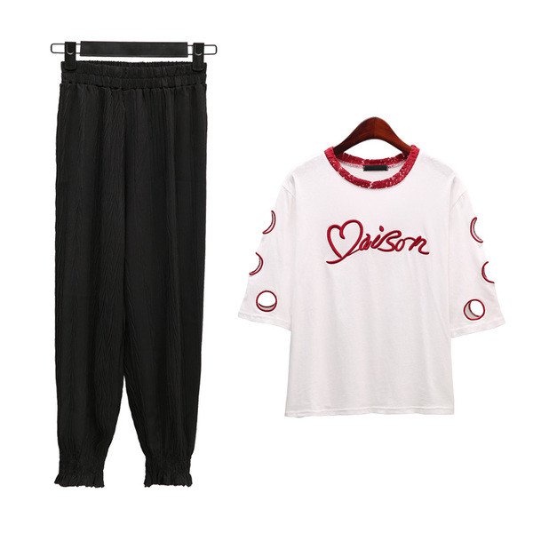 Стилен дамски спортен екип от две части с надпис в два цвята