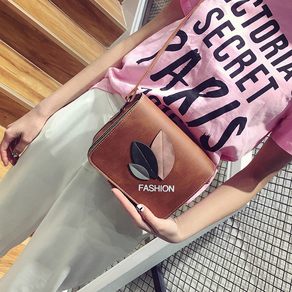 Mini geanta de dama cu motive florale 3D in culori proaspete