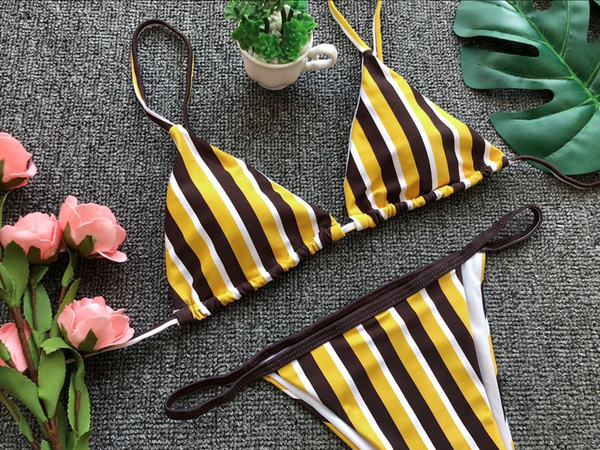 Costum de baie din două piese cu dungi subțiri