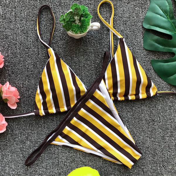 Costum de baie din două piese cu dungi subțiri