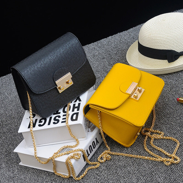 O geantă mică și elegantă, cu un lanț metalic în culori proaspete