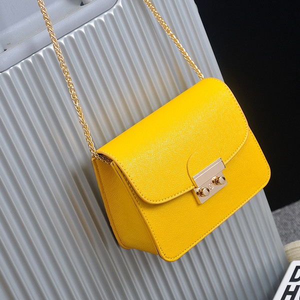 O geantă mică și elegantă, cu un lanț metalic în culori proaspete