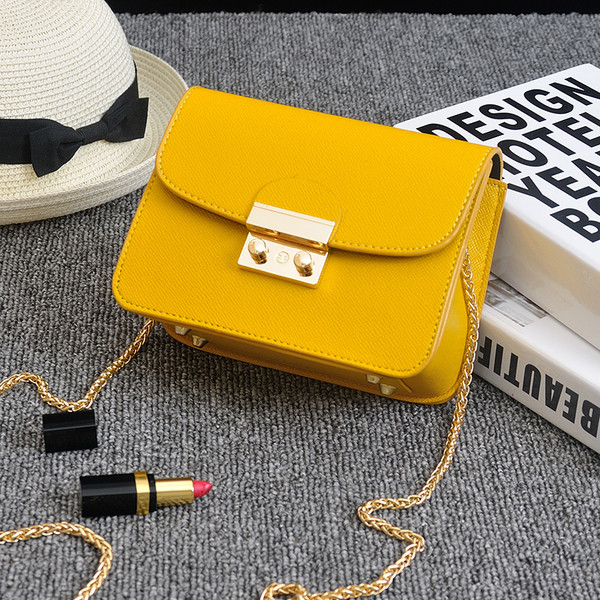 O geantă mică și elegantă, cu un lanț metalic în culori proaspete