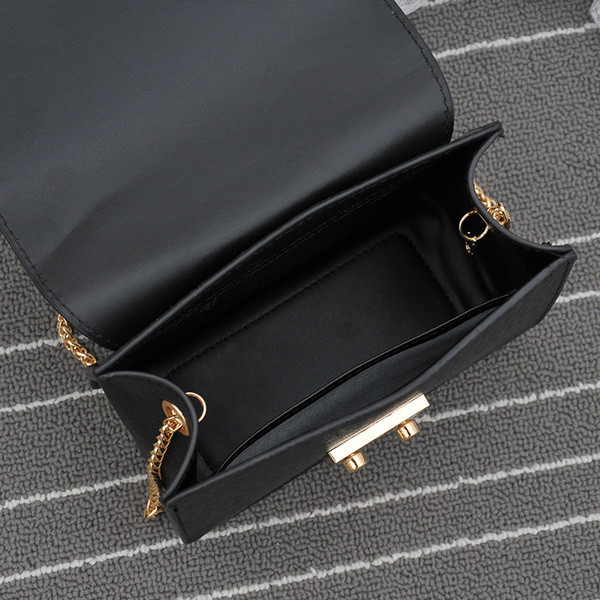 O geantă mică și elegantă, cu un lanț metalic în culori proaspete