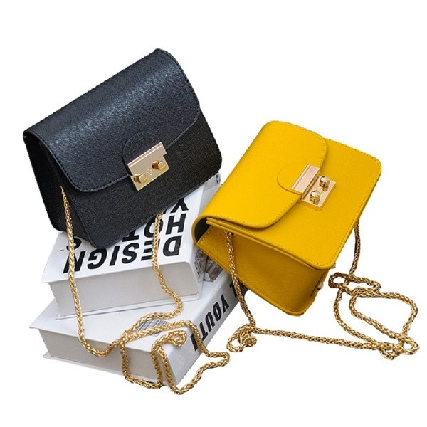 O geantă mică și elegantă, cu un lanț metalic în culori proaspete