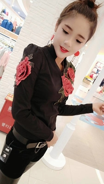 Cămașă elegantă de damă în alb și negru cu broderie colorată