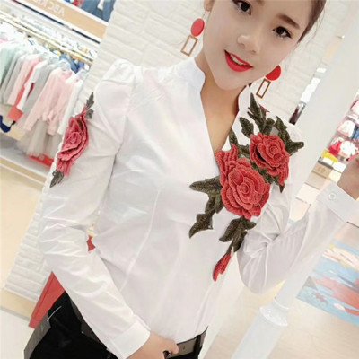 Дамска стилна риза в бял и черен цвят с цветна бродерия