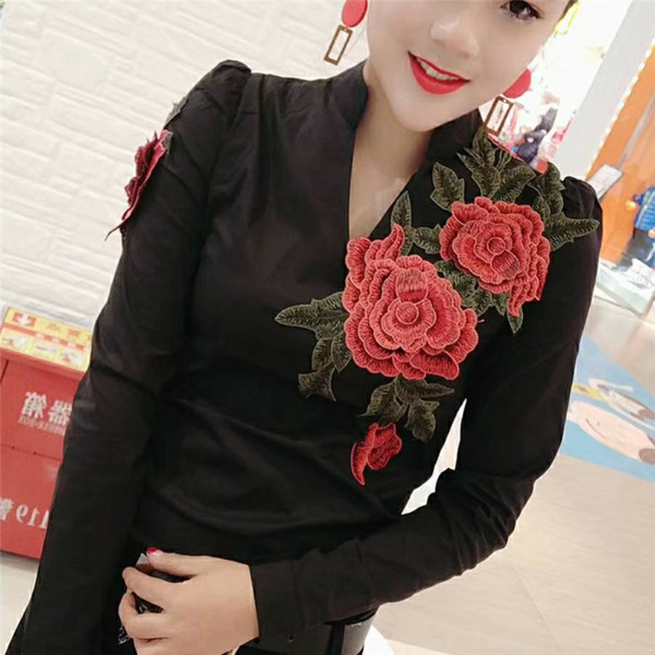 Cămașă elegantă de damă în alb și negru cu broderie colorată