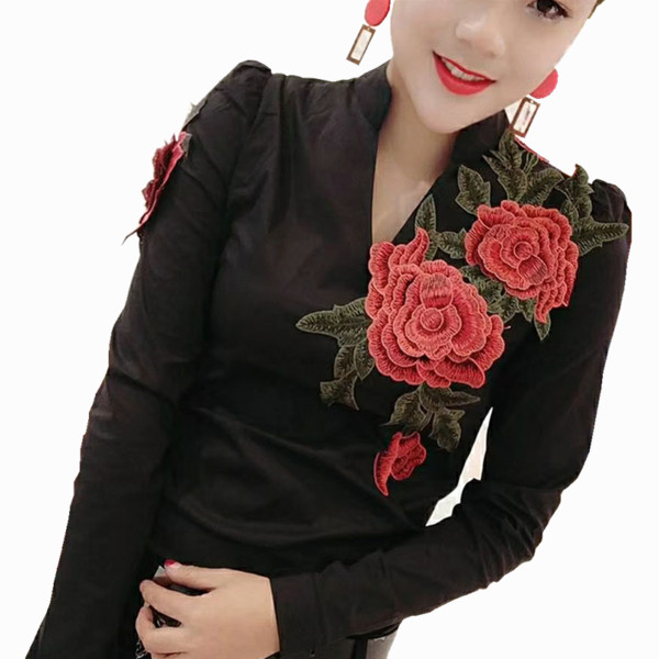 Cămașă elegantă de damă în alb și negru cu broderie colorată