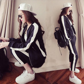 Спортен дамски екип от две части в бял и черен цвят