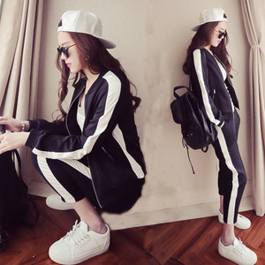 Спортен дамски екип от две части в бял и черен цвят