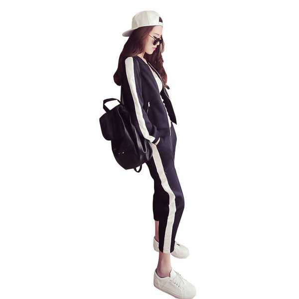 Спортен дамски екип от две части в бял и черен цвят