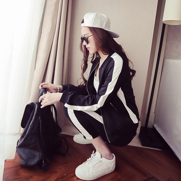 Спортен дамски екип от две части в бял и черен цвят