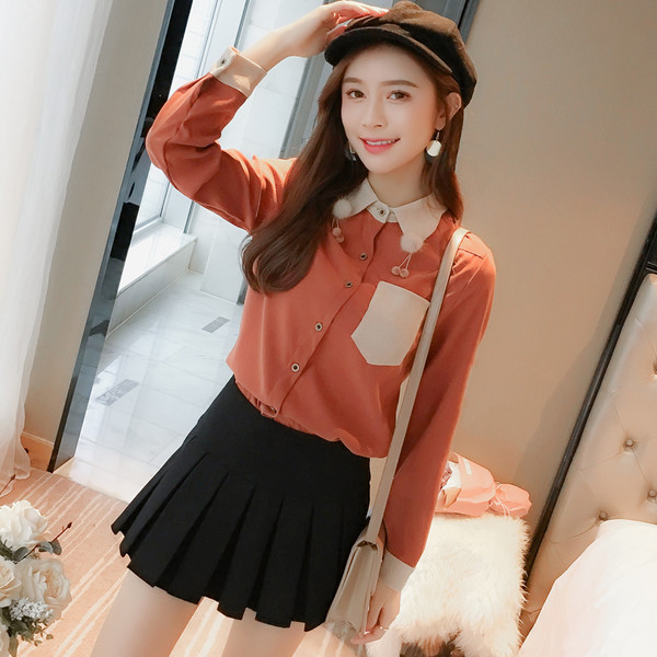 Különböző színű női ing díszzsebbel, gallérján elemes pehely