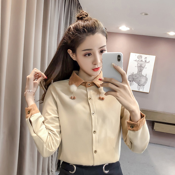 Különböző színű női ing díszzsebbel, gallérján elemes pehely