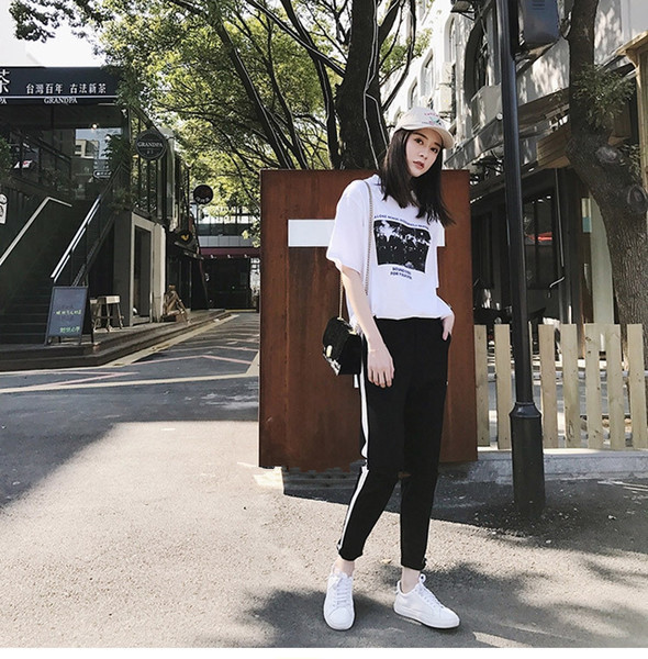 Ежедневен дамски екип от две части - тениска с апликация и спортен панталон 