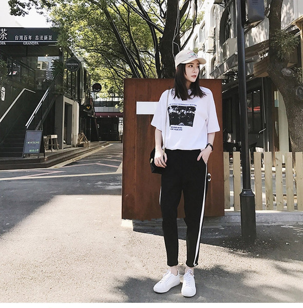 Ежедневен дамски екип от две части - тениска с апликация и спортен панталон 