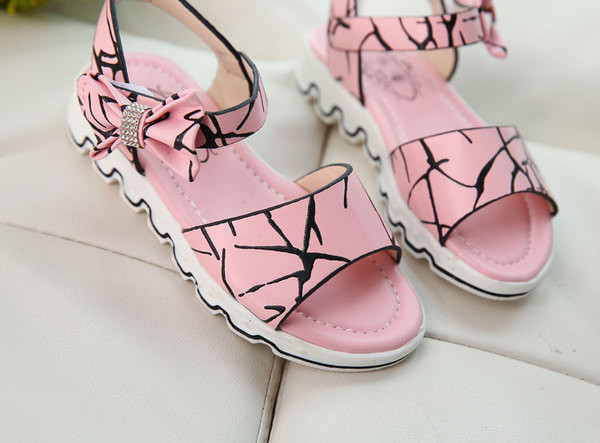 Sandale moderne pentru copii pentru fete cu o panglică și o talpă aspră care se mișcă în trei culori
