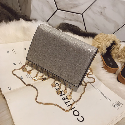 Mini geantă elegantă cu paiete și elemente metalice suspendate