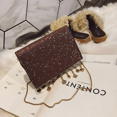 Mini geantă elegantă cu paiete și elemente metalice suspendate