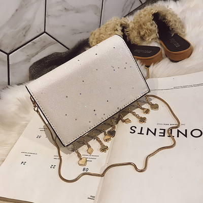 Mini geantă elegantă cu paiete și elemente metalice suspendate