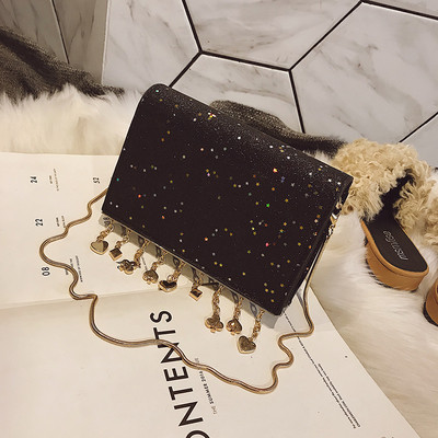 Mini geantă elegantă cu paiete și elemente metalice suspendate