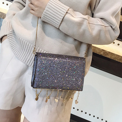 Mini geantă elegantă cu paiete și elemente metalice suspendate