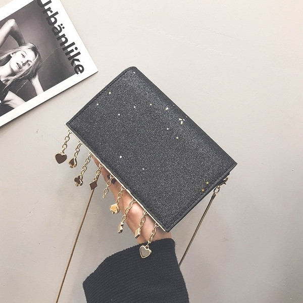 Mini geantă elegantă cu paiete și elemente metalice suspendate