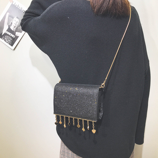 Mini geantă elegantă cu paiete și elemente metalice suspendate