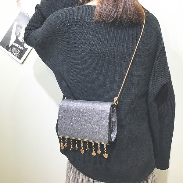 Mini geantă elegantă cu paiete și elemente metalice suspendate