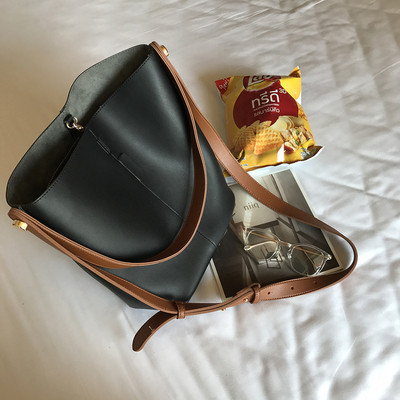 Geanta de dama tip geanta din piele ecologica in doua culori cu curea lunga