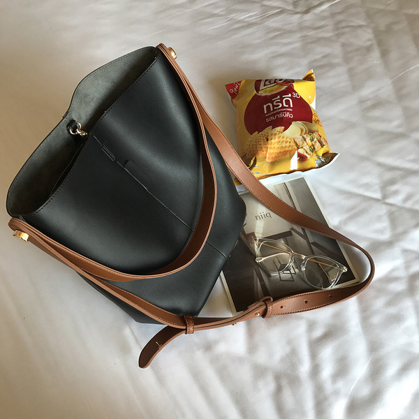 Geanta de dama tip geanta din piele ecologica in doua culori cu curea lunga