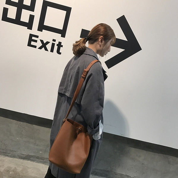 Geanta de dama tip geanta din piele ecologica in doua culori cu curea lunga