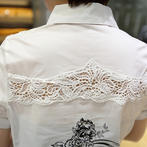 Cămașă de vară de damă alb cu dantelă și imprimeu