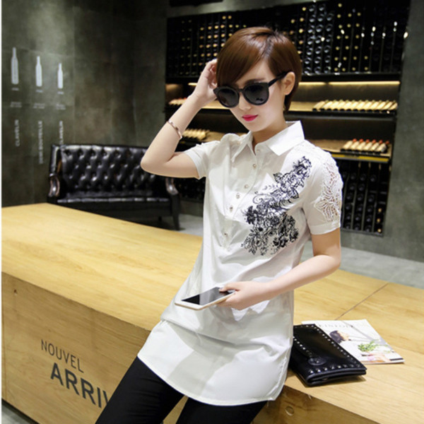 Cămașă de vară de damă alb cu dantelă și imprimeu