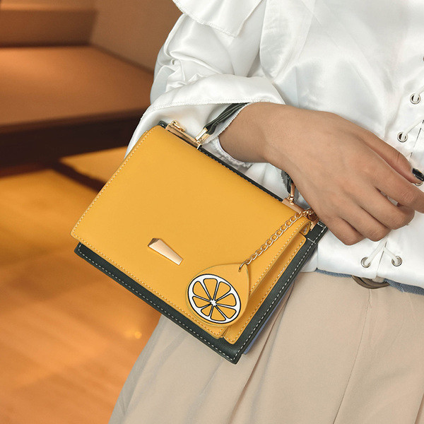 Geanta de dama moderna cu accesoriu agatat fructe in marime mini