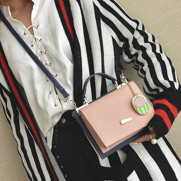 Geanta de dama moderna cu accesoriu agatat fructe in marime mini