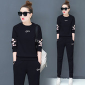 Echipa zilnică feminină în două părți cu o inscripție și un motiv floral în mai multe culori